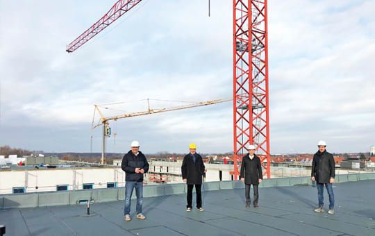 Freuen sich über die zügige Rohbaufertigstellung (v. l.): FLÜWO-Vorstand Rainer Böttcher und Peter Streit (Bautechnische Betreuung, FLÜWO) mit Geschäftsführer Christian Hildenbrand und Projektleiter Sascha Fahrnschon (beide Heberger Hoch-, Tief- und Ingenieurbau GmbH).