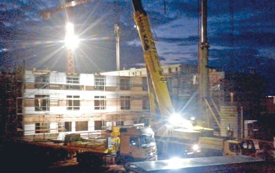 In schnellen Schritten Richtung Fertigstellung: Die Bauarbeiten in Hockenheim laufen auf Hochtouren – teilweise sogar nach Einbruch der Dämmerung.