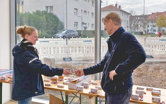 Gut organisiert: Mieterbetreuerin Simone Fasiello und Hausmeister Burkhard Süß im November 2020 bei den Vorbereitungen für die Wohnungsübergaben. Im Dezember zogen in Schwetzingen die ersten Mieter ein.