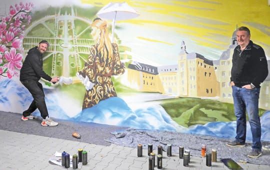 Von der Idee zur Umsetzung: FLÜWO-Projektleiter Peter Streit (r.) initiierte das Motiv, Graffiti-Künstler Aurèle Mechler sprühte das Bild auf die Tiefgaragenwand des Schwetzinger Neubaus.