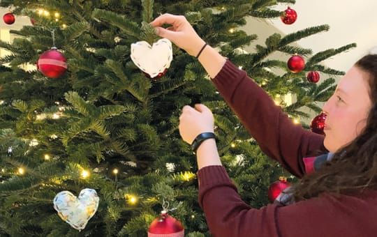„Mit Herz“ bei der Sache: Nina Färber, duale Studentin im Bereich Soziales, mit einem Bastelmuster der vorweihnachtlichen Nachbarschaftsaktion.