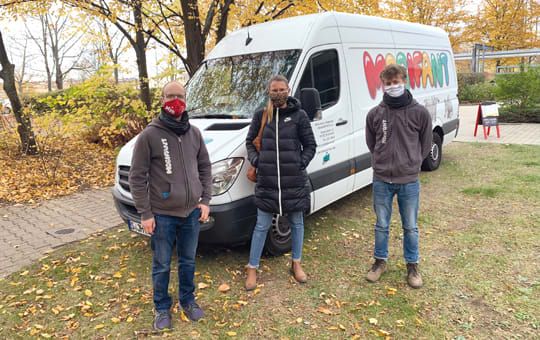 Im Oktober war das MOBIFANT zu Besuch in Stuttgart-Freiberg (Daniel Linder (l.) und Fabian Maier, beide Stuttgarter Jugendhaus Gesellschaft (stjg) mit Marie Kolev (Mitte) vom IB Süd).