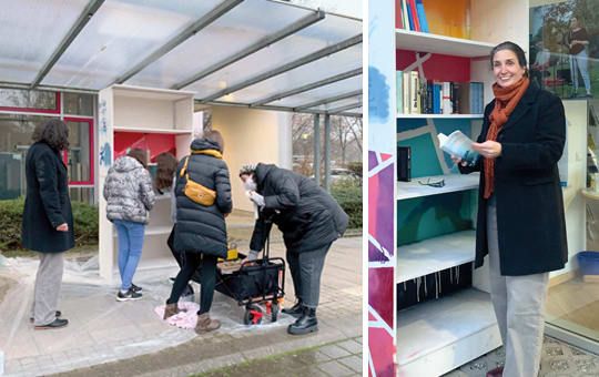 Zwei Jugendliche gestalten den Bücherschrank künstlerisch. Unterstützt werden sie von Magdalena Heinrichs (FLÜWO Stiftungsreferentin), Marie Kolev (IB Süd) und Désirée Greschbach (Mobile Jugendarbeit) (vorne, v. l.) (links). Magdalena Heinrichs freut sich über den Bücher-Treffpunkt in Stuttgart-Freiberg (rechts).