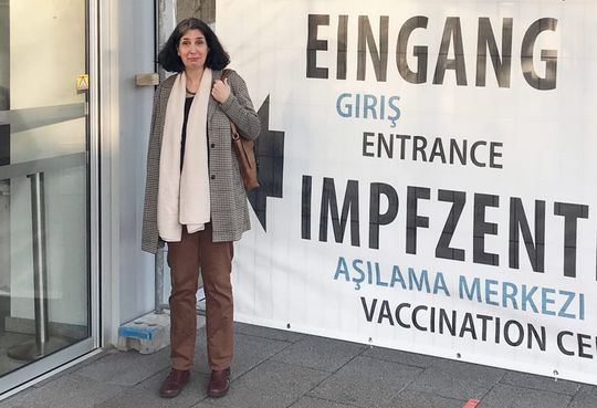 Die FLÜWO Stiftung unterstützt verschiedene Impf-Hilfsprojekte für Ältere. Hier Stiftungsreferentin Magdalena Heinrichs vor dem Sindelfinger Impfzentrum.