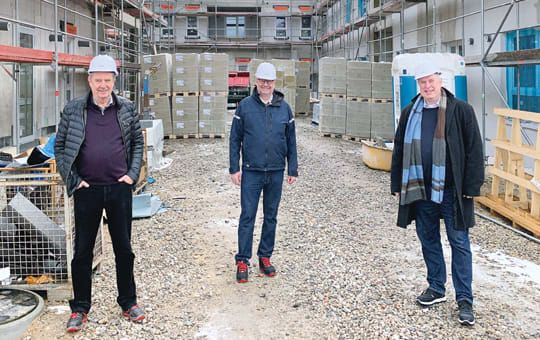 Zufrieden mit dem Baufortschritt des Pflegezentrums: Projektleiter Peter Streit, Vorstand Rainer Böttcher und Jürgen Rieger, Referent für Projektentwicklung (v. l., alle FLÜWO).