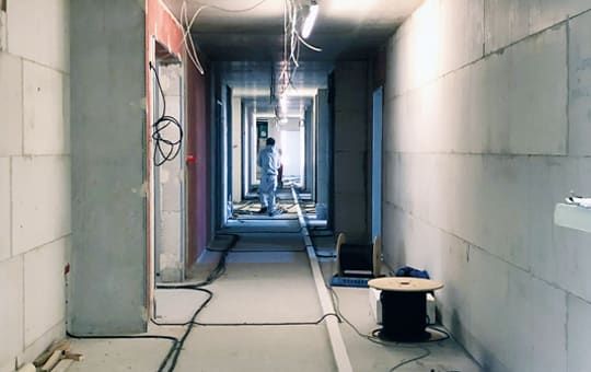 Zügiger Innenausbau: Hier werden gerade die Installationsleitungen verlegt und parallel dazu die Wände verputzt.