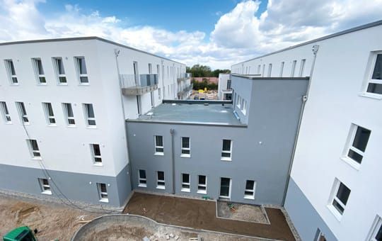 Am Pflegezentrum werden derzeit die Außenanlagen mit Bepflanzung und Wegen angelegt.