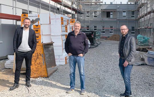 Zufriedene Gesichter beim Rundgang durchs Pflegezentrum: Markus Polster (Prokurist Bereich Markt/Leitung Bestandsmanagement), Peter Streit (Projektleiter/Bautechnische Betreuung) und Lukas Krawczyk (Teamleitung Vermietung Heidelberg).