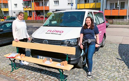Das FLÜWO-MOBIL ist weiter für die Bewohner da und plant Einsätze an geeigneten Standorten und unter Beachtung der geltenden Corona-Schutzmaßnahmen (v. l.: Maximiliane Halmaghi und Nina Färber vom Team Soziales auf dem Parkplatz an der Jakob-Seyfang-Straße 4–10, der zweiten Station beim Auftaktbesuch in Ludwigsburg).