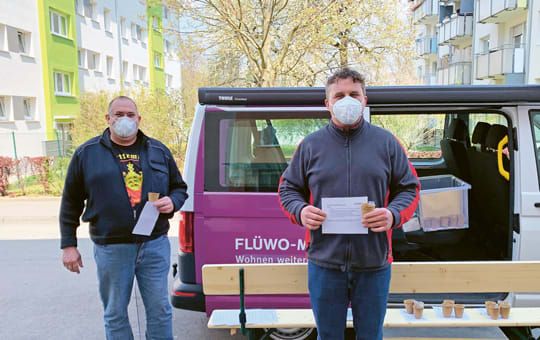 Das FLÜWO-MOBIL beim Halt in der Reichenbergerstraße 2–10. Die Bewohner aus dem Ludwigsburger Quartier berichteten von guter Nachbarschaft (v. l.: Günter Balschukat und Robert Kalucki).