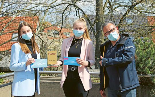 „Daumen hoch“ für so viel Einfallsreichtum gab es für die Preisträgerinnen Dina Solunovic (li.) und Jennifer Schade (hier stellvertretend Jury-Mitglied der „FLÜWO-Ideenbörse“ Damiano Riolo).