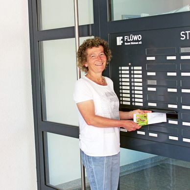 Post für die Mieter aus den an den Grünstreifen angrenzenden FLÜWO-Häusern: Die Projektgruppe (hier: FLÜWO-Mitarbeiterin und Projektmitglied Katrin Petruck) informierte zum Vorhaben und lud die Anwohner mit beigefügten Samentütchen dazu ein, auf dem Blühstreifen oder den Balkonen kleine Oasen für Insekten zu schaffen.